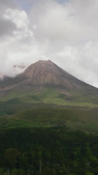 Der Aktive Stratovulkan Mount Sinabung Ist Mit Wolken Bedeckt Sumatra — Stockvideo