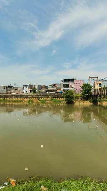 Μολυσμένος Ποταμός Ciliwung Σκουπίδια Στις Φτωχογειτονιές Της Τζακάρτα Ινδονησία — Αρχείο Βίντεο