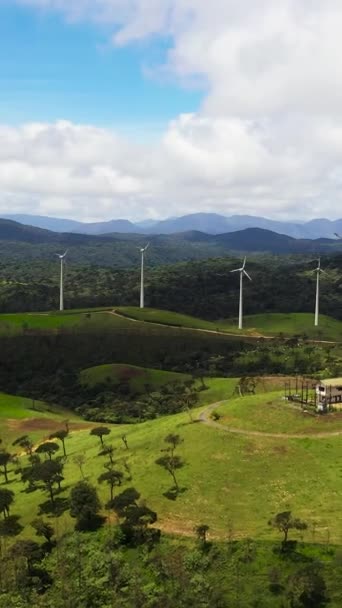 从空中俯瞰乡村绿山上有风力涡轮机的风力发电场 风力发电厂 Ambewela 斯里兰卡 — 图库视频影像