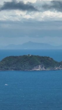 Mavi denizde küçük bir ada. Apo Adası. Zenciler, Filipinler.