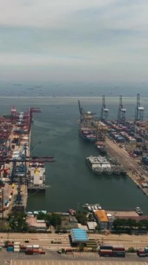 Konteynırlar ve vinçlerle birlikte deniz kargo limanının hava aracı. Tanjung Priok limanı. Endonezya.