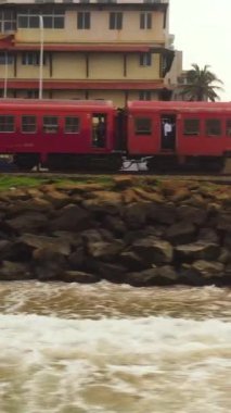 Okyanus kıyısındaki tren. Colombo, Sri Lanka.