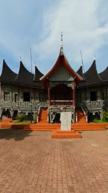 Sultanların sarayı geleneksel tarzda inşa edilmiştir. İstano Silinduang Bulan. Sumatra, Endonezya.
