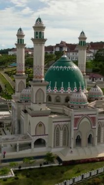 Sumatra 'daki güzel cami. Mescid Agung Syahrun Nur Tapanuli Selatan. Endonezya.