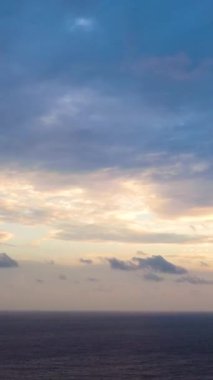 Sakin su yüzeyinde okyanus gün batımı.