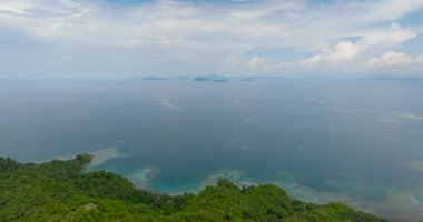 Tropik adaları ve mavi denizi olan deniz manzarası. Borneo, Sabah, Malezya.