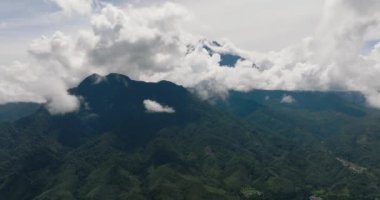 Kinabalu Dağı, Malezya 'nın en yüksek dağıdır. Borneo,Sabah.