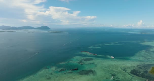 Κάτοψη Των Τροπικών Νησιών Και Των Κοραλλιογενών Υφάλων Στην Τροπική — Αρχείο Βίντεο
