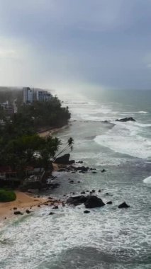 Güzel bir Dalawella plajı olan tropik bir manzara. Unawatuna. Sri Lanka. Dikey video.