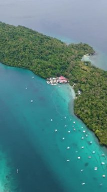 Plajları ve gölleri olan tropikal adaların insansız hava aracı. Rubiah Adası ve Weh Adası. Ah, Endonezya.