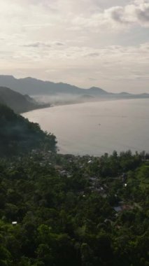 Güneş doğarken sahil sisle kaplıydı. Sumatra, Endonezya.