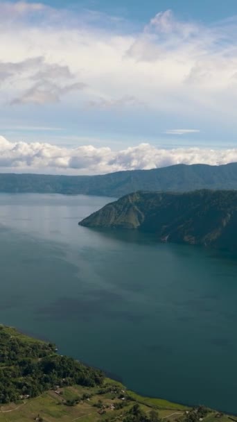 Αεροφωτογραφία Της Λίμνης Toba Και Samosir Island Μεταξύ Των Βουνών — Αρχείο Βίντεο
