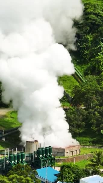 Dağlardaki Jeotermal Enerji Santralinin Havadan Görüntüsü Buharlı Boruları Olan Bir — Stok video