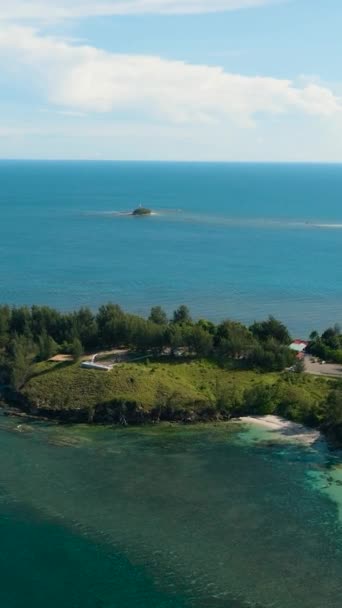 Luchtfoto Drone Van Zeegezicht Met Tropisch Zandstrand Blauwe Oceaan Het — Stockvideo