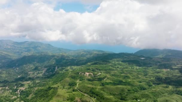 Vista Aérea Del Campo Con Tierras Agrícolas Las Montañas Colinas — Vídeo de stock