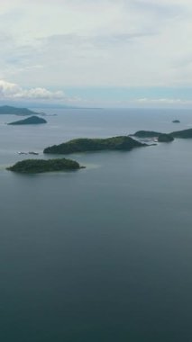 Denizdeki tropik adaların havadan görünüşü. Borneo, Sabah, Malezya.