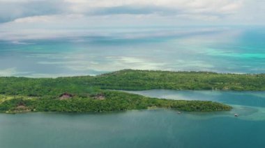 Balabac Adası ve mavi denizin kıyı şeridinin havadan görüntüsü. Palawan 'da. Filipinler.