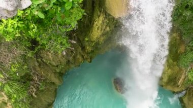 Yavaş çekimde şelalede. Yağmur ormanlarındaki Inambakan Şelaleleri. Cebu, Filipinler.