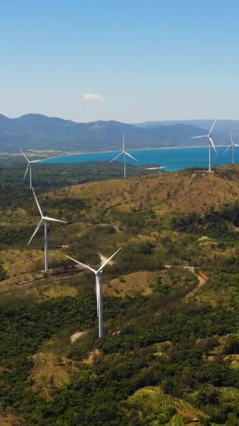 Rüzgar Çiftliği Nin Deniz Kıyısında Rüzgar Türbinleri Olan Insansız Hava — Stok video