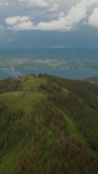サモシル島の空中観測は鳥羽湖の大きな火山島である スマトラ インドネシア — ストック動画