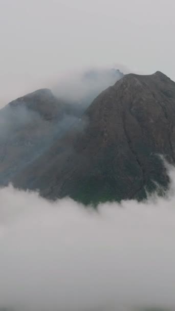 Luchtdrone Van Actieve Vulkaan Sinabung Met Wolken Rook Sumatra Indonesië — Stockvideo