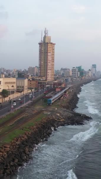Pociąg Torach Kolejowych Wzdłuż Oceanu Mieście Colombo Sri Lanka — Wideo stockowe
