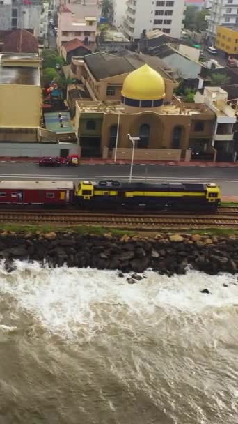 Αεροσκάφος Τρένων Στον Παραλιακό Σιδηρόδρομο Στο Κολόμπο Της Σρι Λάνκα — Αρχείο Βίντεο