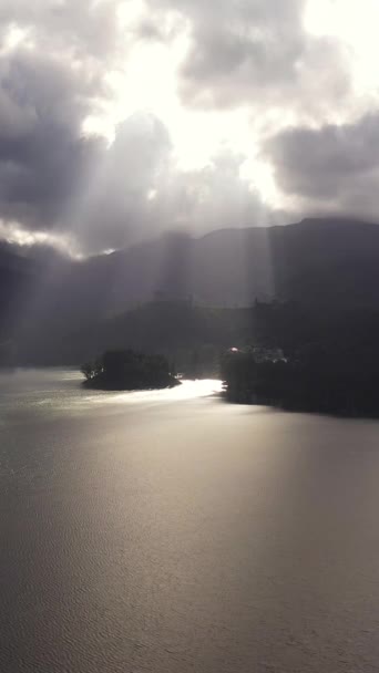 Suns Rays Illuminate Lake Mountains Sunset Maskeliya Sri Lanka — Stock Video