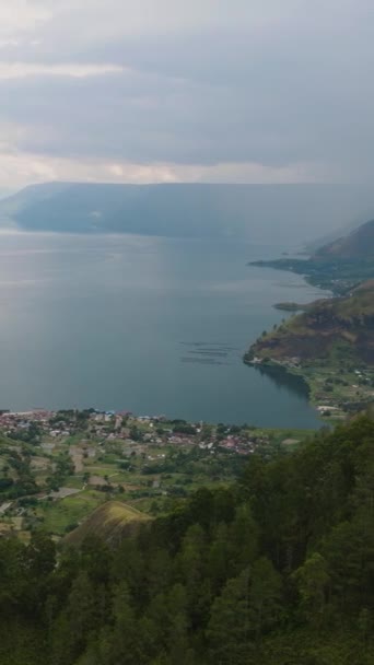 Kaunis Toba Järvi Ympäröivät Vuoret Trooppinen Metsä Sumatra Indonesia — kuvapankkivideo