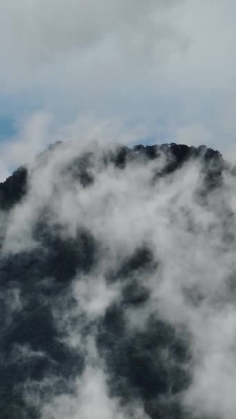 Légi Kilátás Hegyekre Zöld Erdővel Felhők Között Negros Fülöp Szigetek — Stock videók