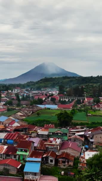 Город Берестаги Вулкан Синабунг Закате Суматра Индонезия — стоковое видео