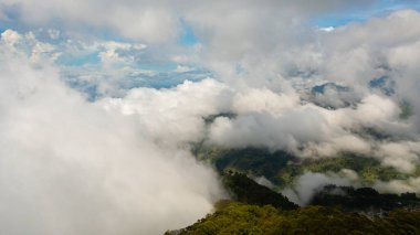 Mavi gökyüzü ve dağların tepesindeki bulutlar. Bulutlara bak. Sri Lanka, Lipton Koltuğu.