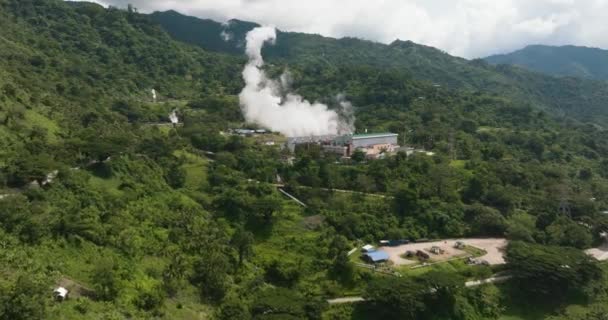 山中的地质发电厂 有蒸汽和管道的地热站 Negros 菲律宾 — 图库视频影像