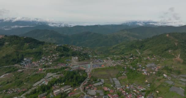 Flygfoto Över Staden Ligger Bergen Bland Jordbruksmark Vid Foten Berget — Stockvideo