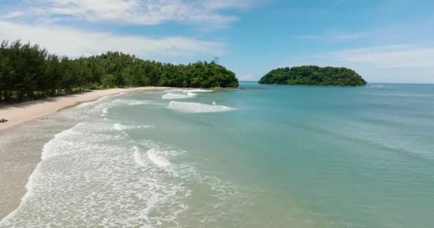 Тропический Пляж Кристально Чистой Водой Тропиках Борнео Малайзия — стоковое видео