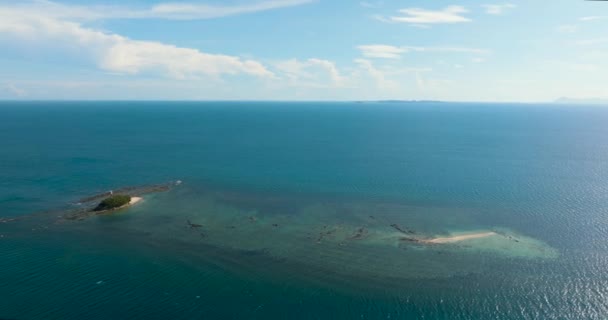 Vue Aérienne Île Rocheuse Avec Phare Dans Mer Bleue Bornéo — Video