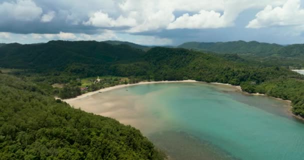 Залив Красивым Пляжем Среди Тропической Растительности Пляж Лоро Кесил Борнео — стоковое видео
