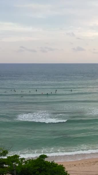Gün Batımında Körfezdeki Sörfçülerin Üst Görüntüsü Hiriketiya Sri Lanka — Stok video