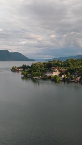 Деревня Тук Гостиницей Расположенной Острове Самосир Озере Тоба Суматра Индонезия — стоковое видео