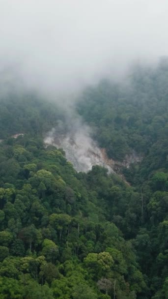 在丛林中和热带森林之间的西巴亚克活火山的斜坡上空盘旋 热带地区的山地景观 印度尼西亚苏门答腊 — 图库视频影像