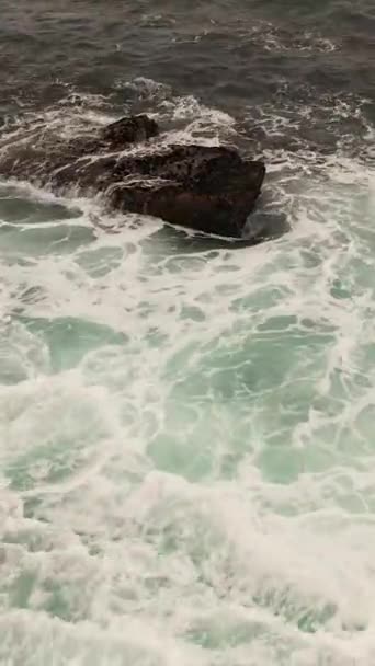 海浪冲撞着发泡 斯里兰卡 — 图库视频影像