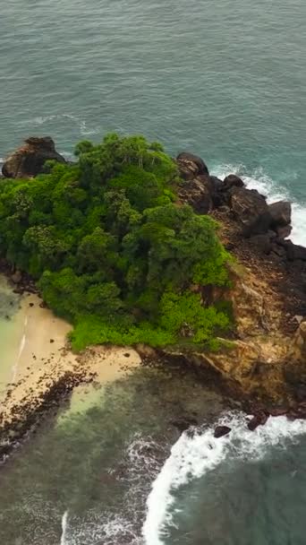 海の小さな島の空中ドローン スリランカ — ストック動画