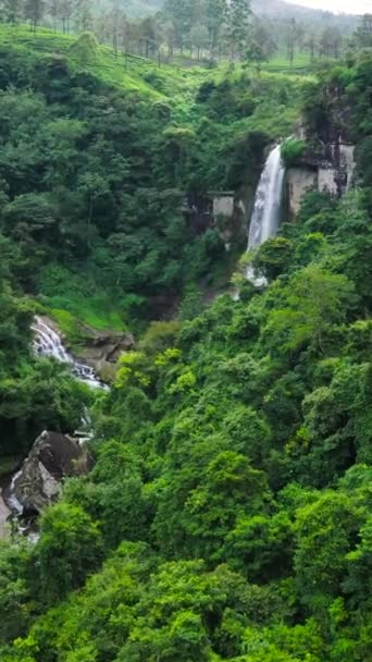 Ett Vackert Vattenfall Bergen Mitt Djungeln Ramboda Falls Sri Lanka — Stockvideo