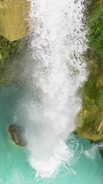 ゆっくりとした動きで熱帯雨林の美しい滝の空中ドローン フィリピン — ストック動画