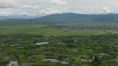 Dağlık bölgede ekinleri olan tarım ve tarım arazileri. Kayu Aro, Sumatra, Endonezya.