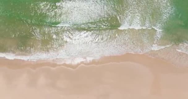 Όμορφη Αμμώδης Παραλία Και Γαλαζοπράσινα Νερά Στις Τροπικές Περιοχές Βόρνεο — Αρχείο Βίντεο