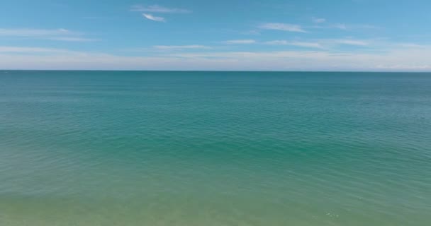 Bovenaanzicht Van Open Blauwe Zee Met Golven Tegen Lucht Wolken — Stockvideo