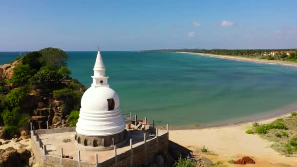 Légi Kilátás Buddhista Kolostor Sztúpa Tengerparton Közel Óceánhoz Srí Lanka — Stock videók