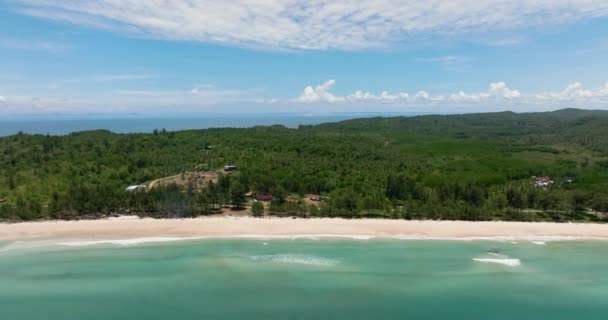 砂浜と熱帯海のターコイズブルーの水の空中ビュー カランプニアンビーチ マレーシアのボルネオ島サバ州 — ストック動画