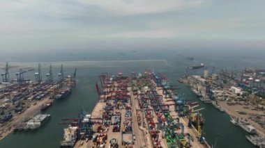 Konteynırlar ve vinçlerle dolu deniz kargo limanı. Tanjung Priok limanı. Endonezya.